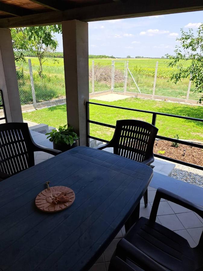 Grapeline Guesthouse Chotin Екстер'єр фото