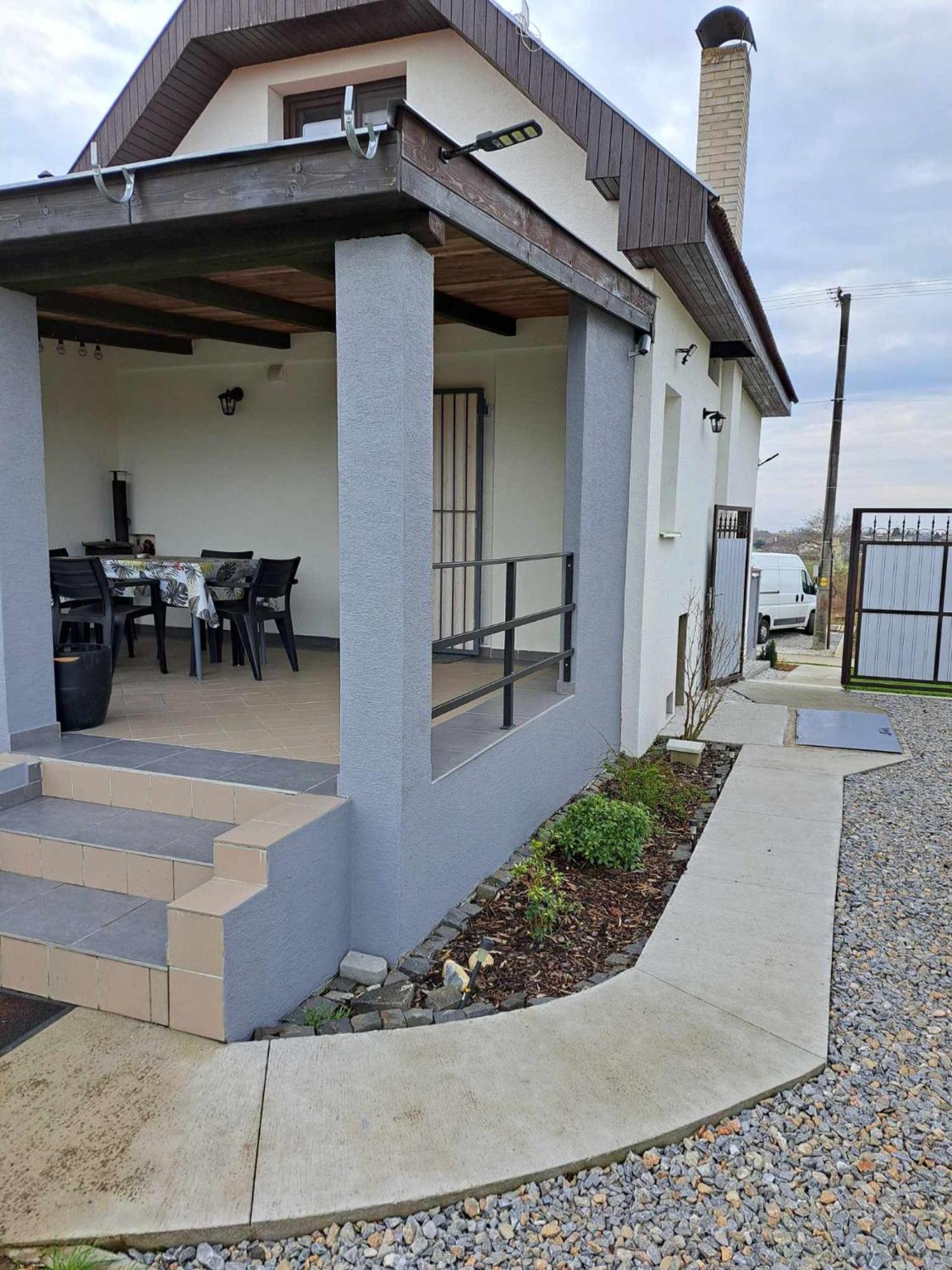 Grapeline Guesthouse Chotin Екстер'єр фото
