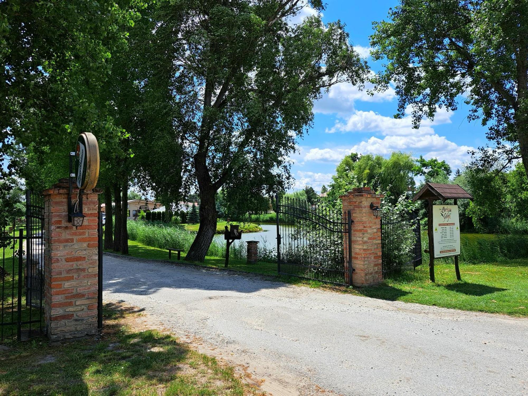 Grapeline Guesthouse Chotin Екстер'єр фото